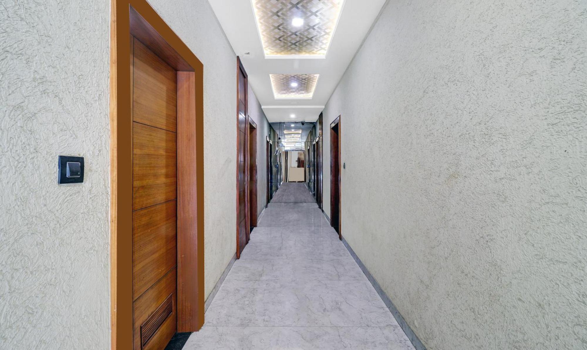 Itsy Hotels Anjali Mahal 500, Mtrs From Mathura Railway Station Eksteriør billede