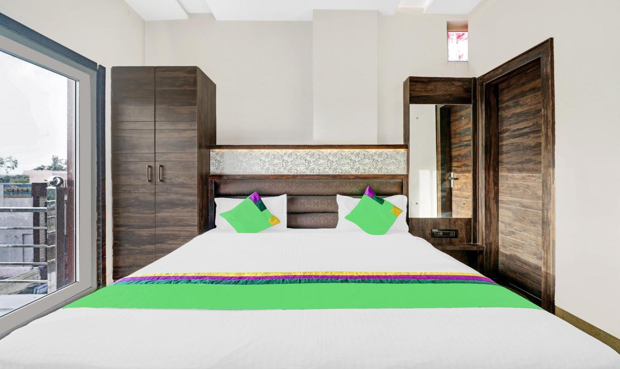 Itsy Hotels Anjali Mahal 500, Mtrs From Mathura Railway Station Eksteriør billede